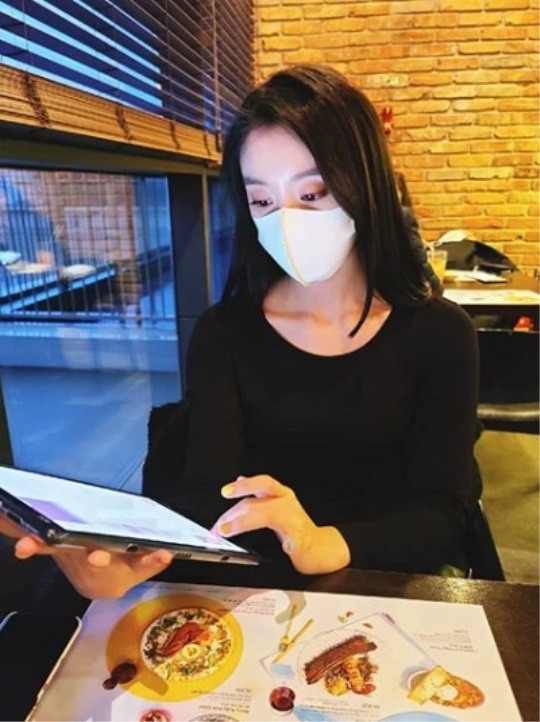 원더걸스 출신 혜림, 식당에서도 마스크로 꽁꽁..그래도 예쁨은 안 가려져
