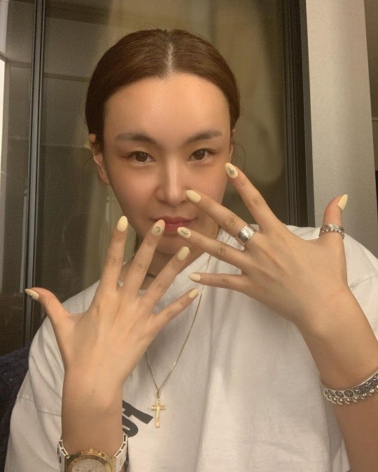배윤정, 화장기 없는 민낯에도 폭발하는 세련美..간만에 네일