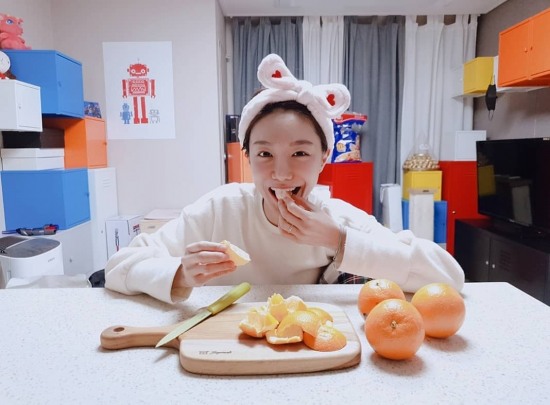 신소율, 결혼 하더니 오렌지만 잘라 먹어도 예뻐