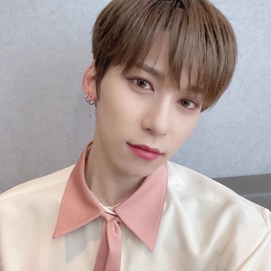 원어스 건희, 핑크 컬러 찰떡 소화하는 훈훈한 비주얼..러블리 그 자체