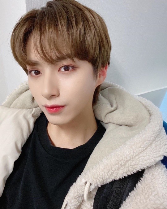 원어스 시온, 하얀 피부+빨간 입술로 청초美 뚝뚝..잘생쁨의 정석