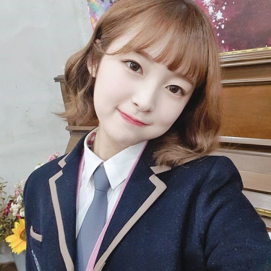 오마이걸 아린, 단발머리+교복 찰떡 소화..팬심 저격하는 러블리한 미모