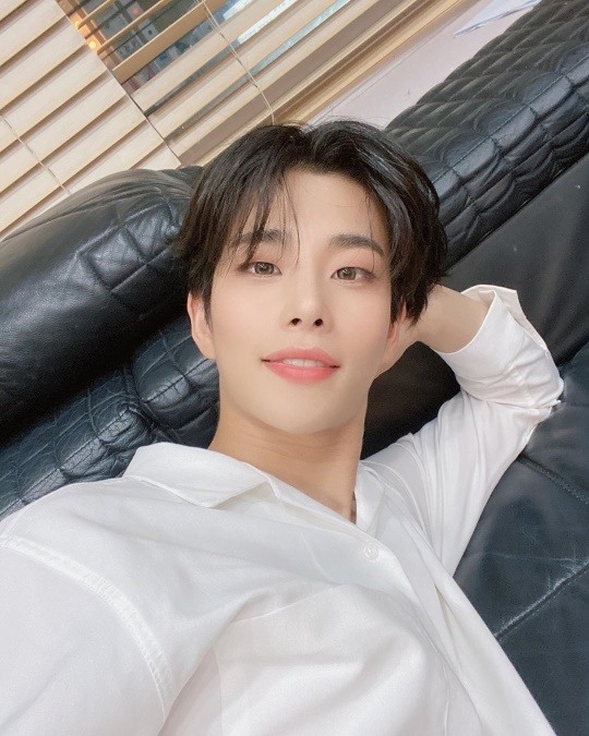 아스트로 MJ, 하얀색 셔츠 입고 청초+섹시美 발산..동화 속 왕자님 비주얼