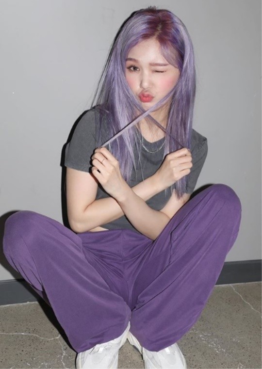 오마이걸 미미, 보라색 헤어+의상 완벽 소화..힙한 분위기 한가득