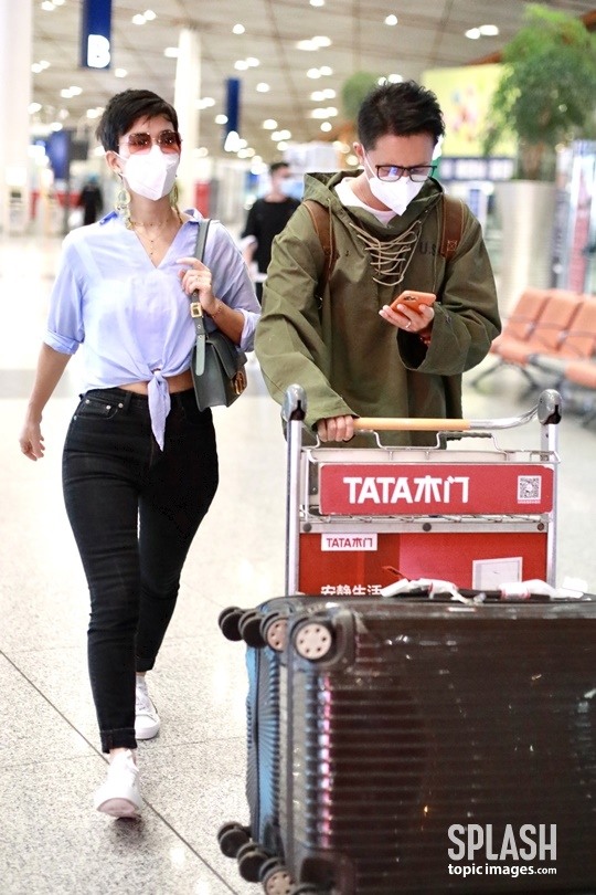 [차이나POP]슈주 전멤버 한경, 미모의 아내와 공항 포착