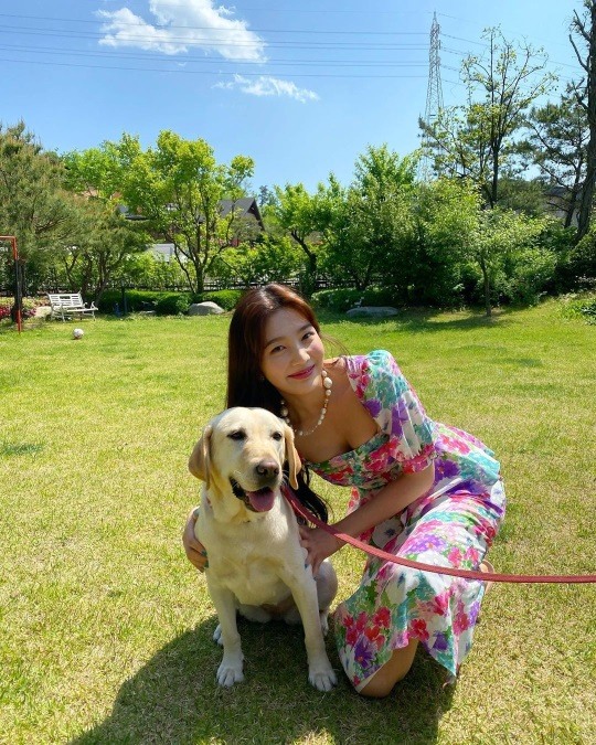 레드벨벳 조이, 촬영장서 강아지와 해맑은 투샷..상큼 폭발 인간 비타민
