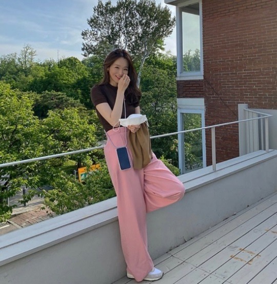 강민경, 수줍은 미소로 뽐낸 청순美 마음에 쏙 드는 작업실