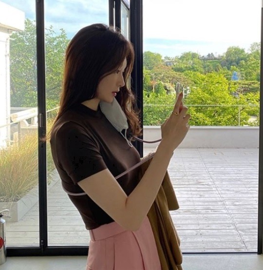 강민경, 수줍은 미소로 뽐낸 청순美 마음에 쏙 드는 작업실