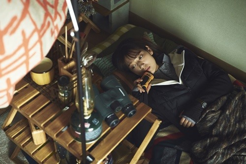 #살아있다 유아인X박신혜, 연기 변신으로 강렬 분위기…스틸 10종 공개