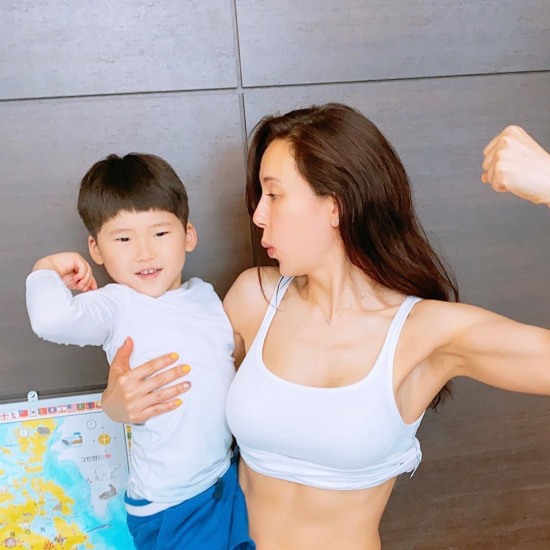 에바 포피엘, 한 손으로 아들 번쩍 들고 알통 과시..탄탄한 몸매