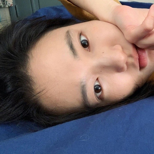 손수현, 굴욕없이 맑은 피부…누워도 흐트러짐 없는 미모 눈을 부릅뜨고