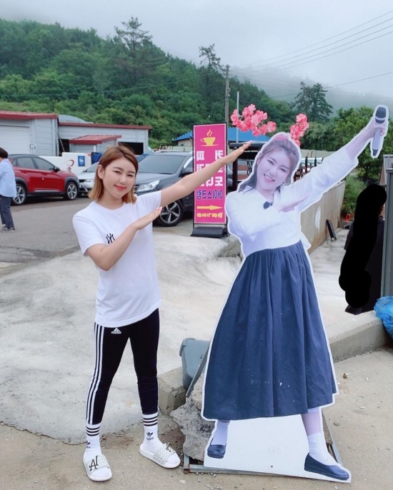 송가인, 작지만 알찬 비율의 미녀 송가인 마을에서 나도 한 컷