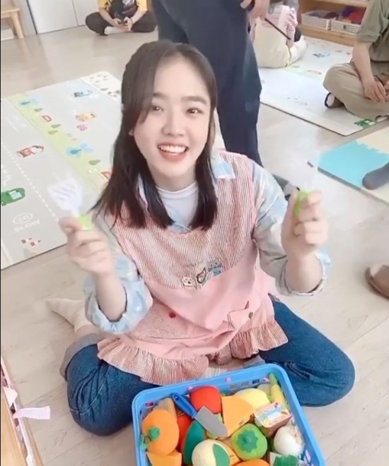 김향기, 어린이집 선생님으로 변신?..야채모형 흔들며 눈웃음 심쿵