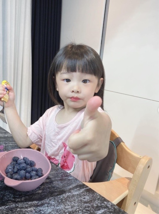 문희준 딸 잼잼이, 이보다 귀여울 순 없다..블루베리에 만족 엄지 척