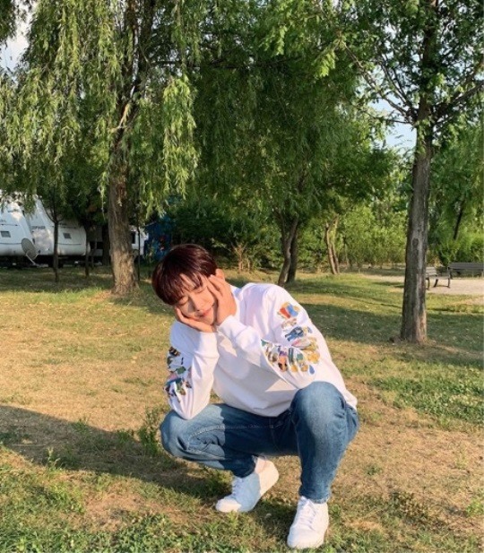 황광희, 꽃받침 포즈도 사랑스럽게..갈수록 훈훈해져