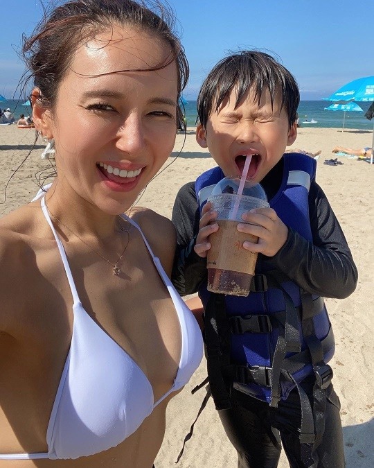 에바 포피엘, 가족들과 함께한 힐링 일상 자랑…흰색 비키니도 찰떡 소화