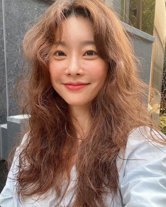 소진, 독특한 파마머리도 소화하는 예쁜 미모..사랑스러워