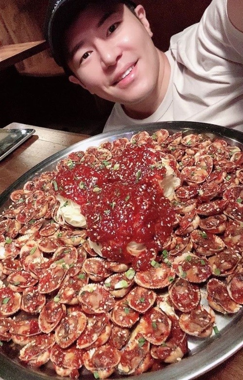 이규형, 나혼산 이어 꼬막 사랑…빛나는 꿀피부