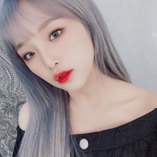 아이즈원 예나, 애쉬블루+붉은입술=여신 그 자체