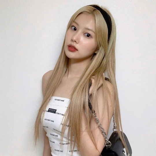 아이즈원 강혜원, 하이틴 퀸카 비주얼..금발머리 요정
