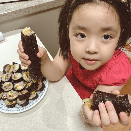 이윤지 딸 라니, 양손에 김밥 든 귀요미 야무졌던 손길