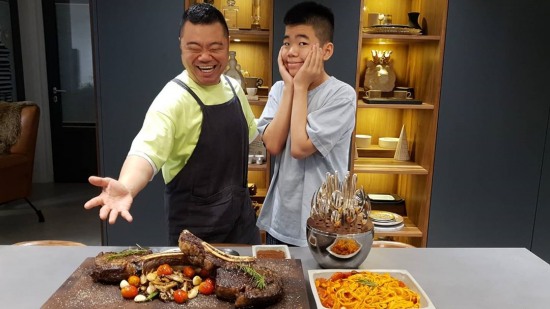 개그맨 정종철, 붕어빵 아들과 행복한 시간..아빠는 요리사