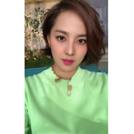 SES 유진, 단발+풀메 극강의 비주얼 립글로즈 빨리 배송해주세요