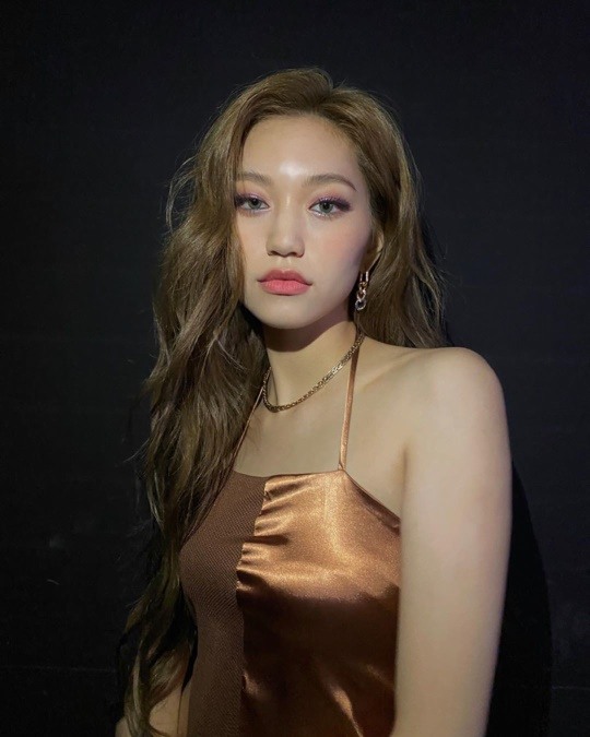 위키미키 도연, 치명적인 도도 눈빛…빠져드는 시크美