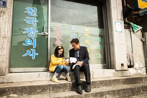 종이꽃 안성기X유진X김혜성, 세대 뛰어넘는 찐케미…현장스틸 공개