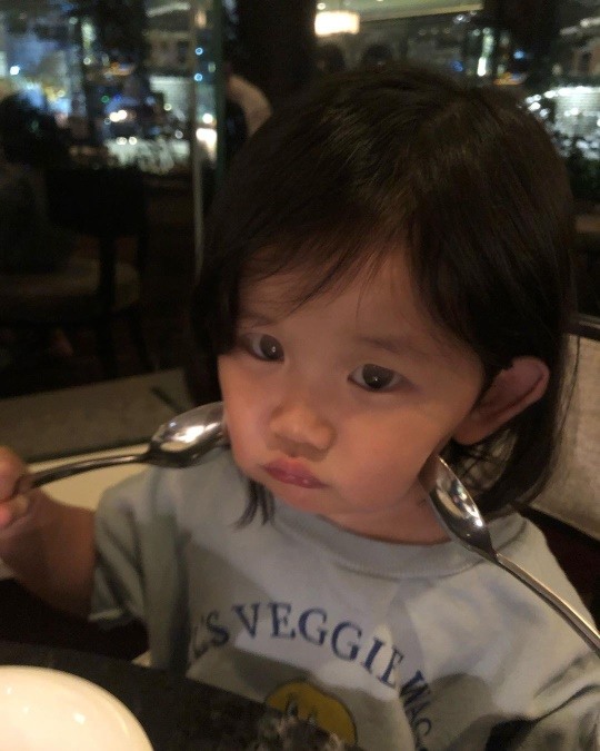 봉태규 딸 본비, 폭풍성장 단아해진 근황..머리 한쪽으로 넘기고 깜찍