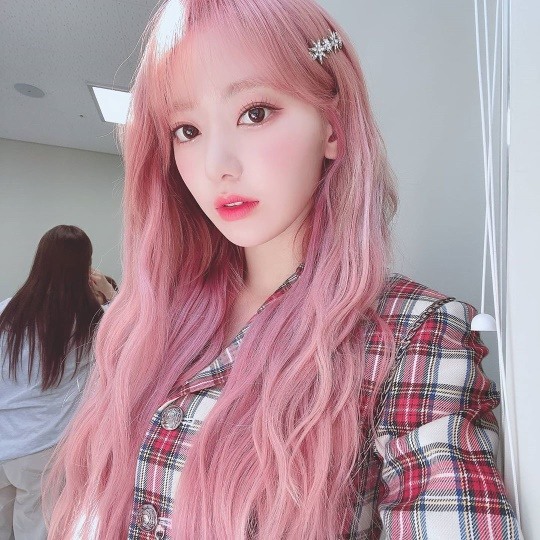아이즈원 사쿠라, 이름따라 벚꽃 헤어..핑크 염색 후 리즈 갱신