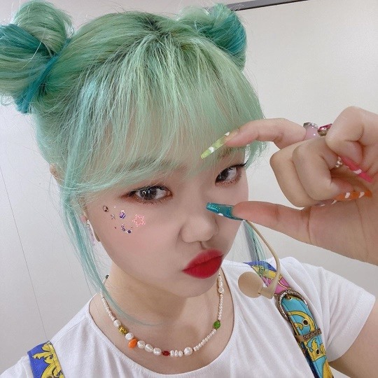 악뮤 수현, 매일이 리즈 갱신…민트색 헤어 컬러로 화려한 비주얼 자랑