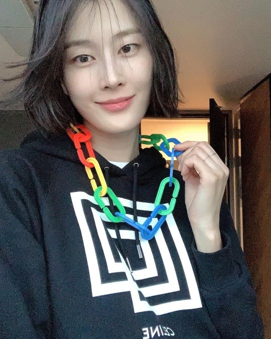 이현이, 내추럴한 단발머리도 예쁘네..제 목걸이 어때요?