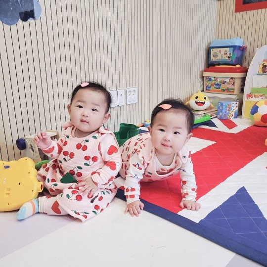 최민환♥ 율희 쌍둥이 아린X아윤, 체리 잠옷+핑크 머리핀..깜찍 그 자체