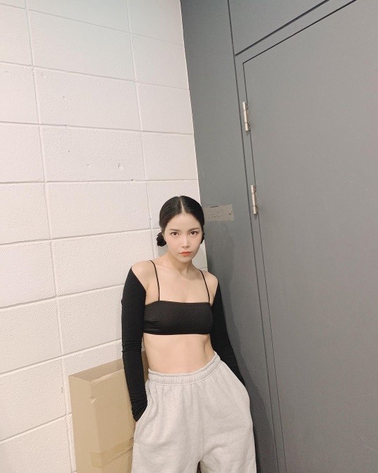 마마무 솔라, 크롭탑 입고 건강美..매혹적인 카리스마