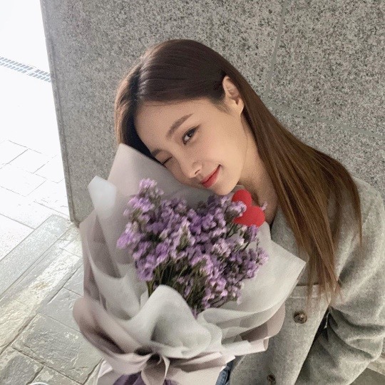 모모랜드 출신 연우, 누가 꽃이야..치명적인 윙크