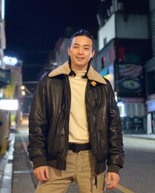 김지훈, 반묶음 헤어스타일도 찰떡..치명적인 장발 미남
