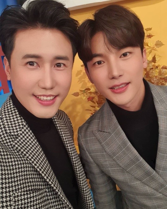 신성X노지훈, 훈훈한 트롯 형제..체크 자켓이 잘 어울려