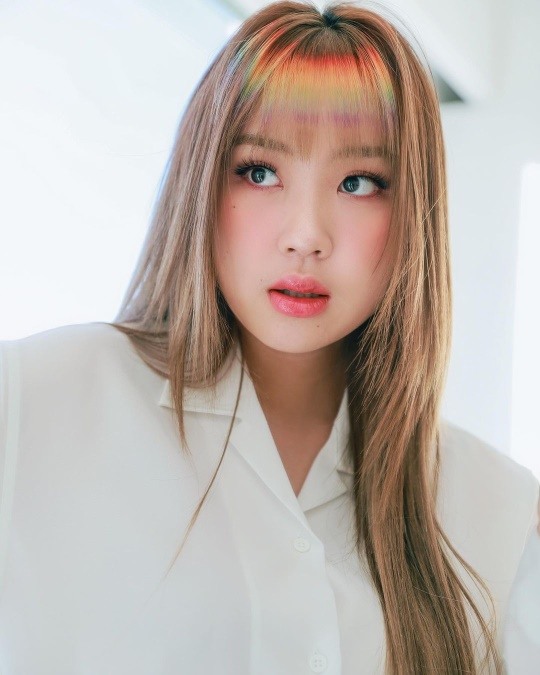이영지, 이정도면 인생 2회차…무지개 앞머리 야무지게 자랑 중