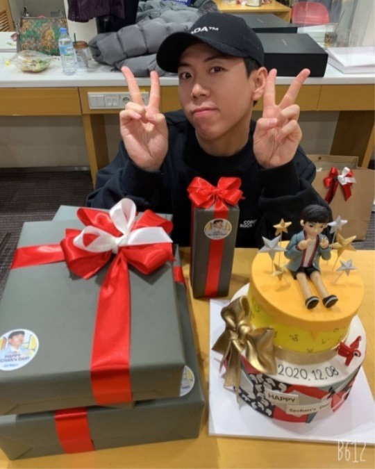 양세찬, 생일 선물 앞 환한 인증샷 너무 감사합니다 #세찬특별시