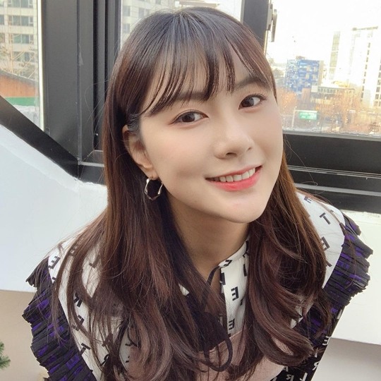 에이핑크 오하영, 여전한 막내美.. 앞머리 찰떡같이 어울려
