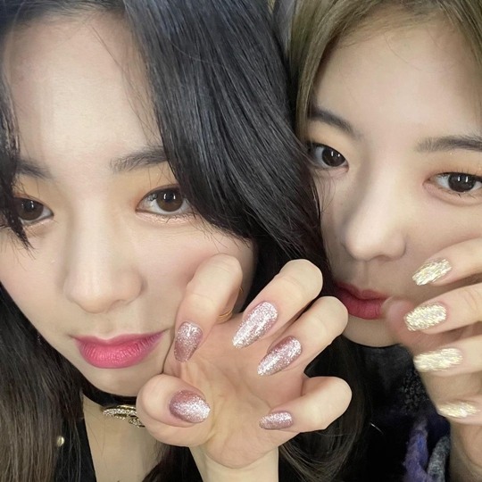 ITZY 리아X유나, 쌍둥이 네일로 비슷한 듯 다른 매력 글리터 시스터즈