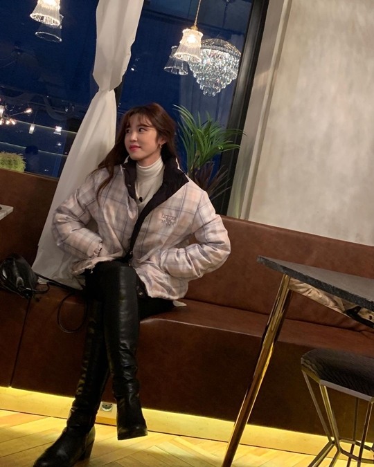 전효성, 거울로 둘러싸인 방에서.. 또 세상 예쁘네