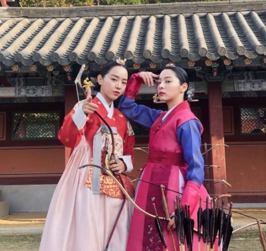 설인아, 신혜선과 코믹 설정샷 많이 바뀌신 중전마마님
