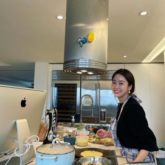 전혜빈, ♥치과의사 남편 위한 상다리 부러질 만찬..하루 꼬박 차렸다