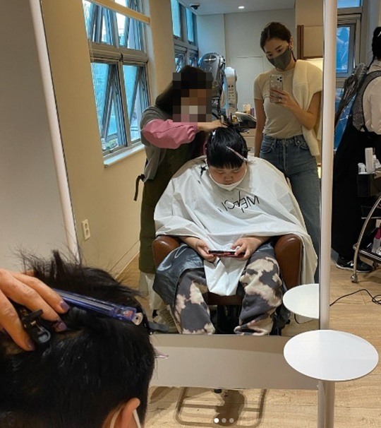 오윤아, 아들 민이와 미용실..셀카에 눈길 한번 안 주고 휴대폰 게임