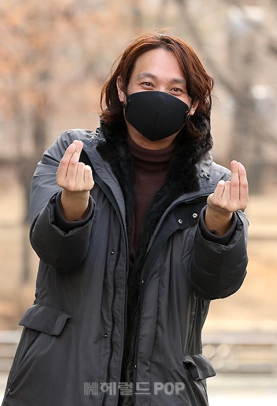 [포토]사거리 그 오빠 윤채, 하트는 이렇게