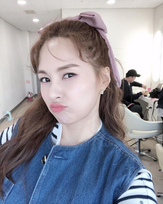 채연, 클로즈업 부르는 꿀 피부..방부제 미모에 엄지 척