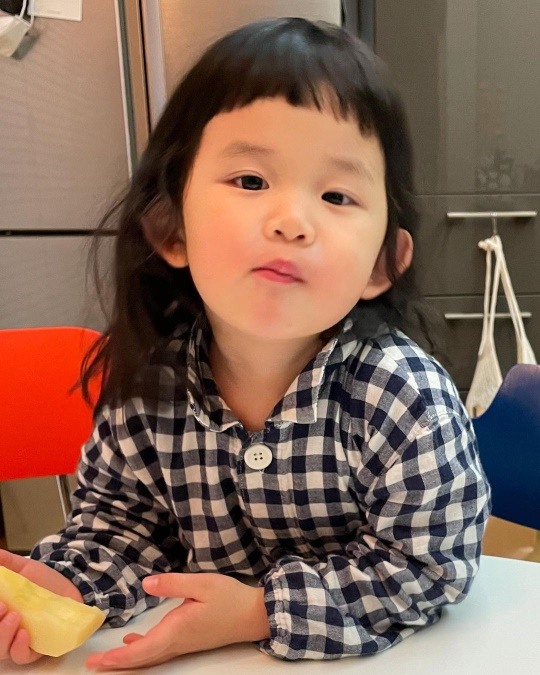 봉태규 딸 본비, 앞머리 자르고 깜찍함 UP..인형인 줄