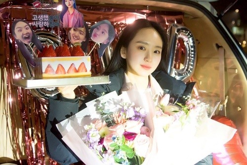 원진아, 막촬 이벤트에 감동…돋보이는 단아 선배美